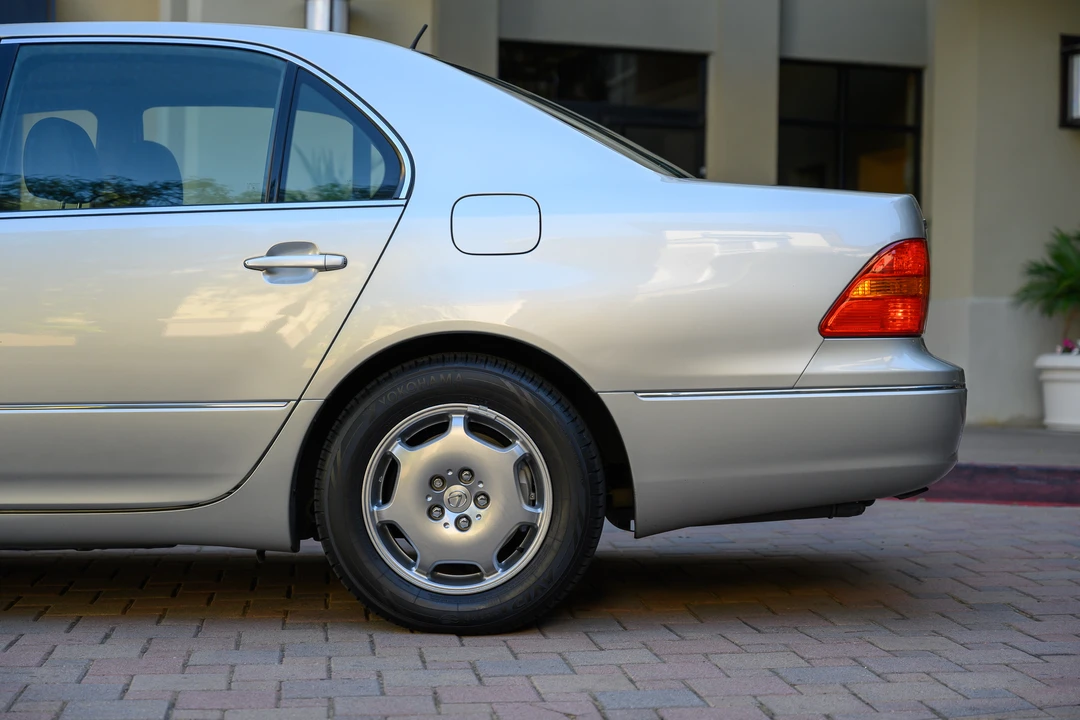 2002 Lexus LS 3rd Gen - Image 24 of 31