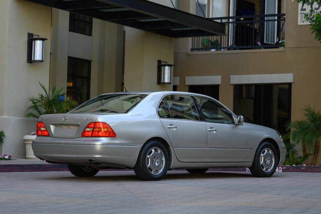 2002 Lexus LS 3rd Gen - Image 12 of 31