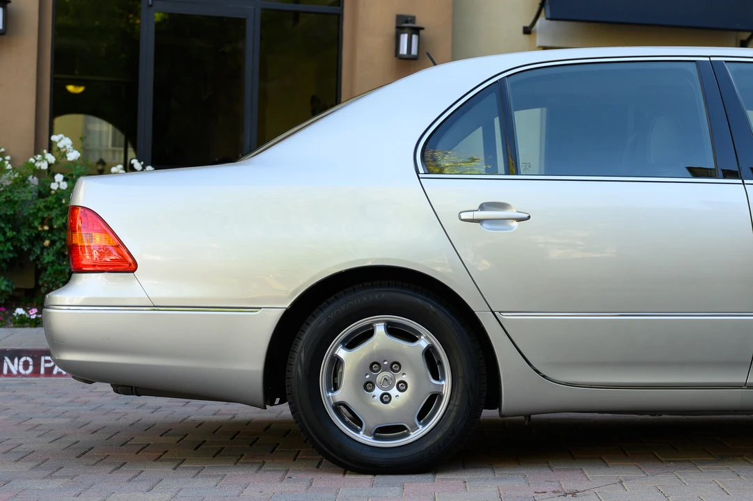 2002 Lexus LS 3rd Gen - Image 26 of 31