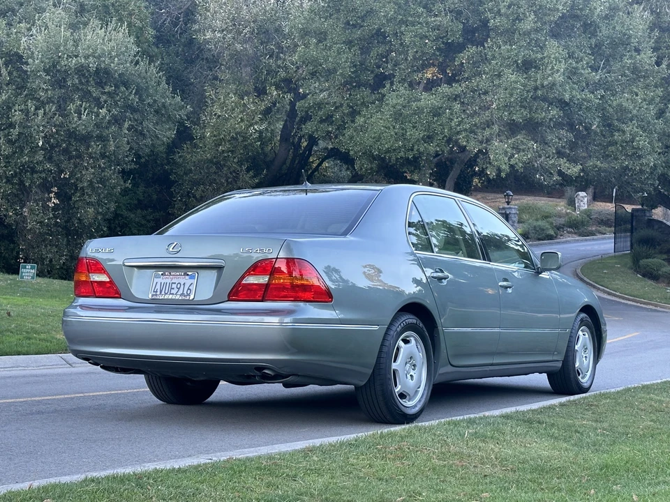 2002 Lexus LS 3rd Gen - Image 15 of 31