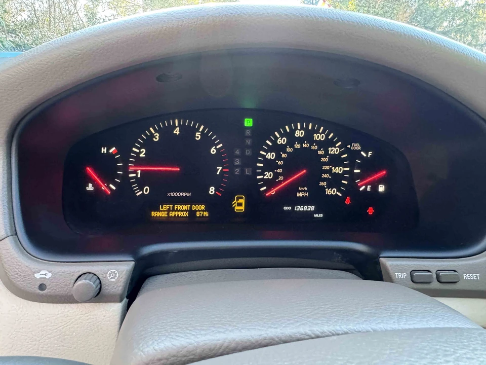 2002 Lexus LS 3rd Gen - Image 25 of 31