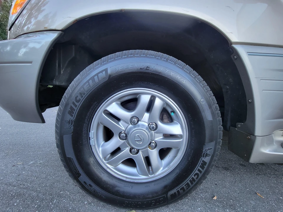 2002 Lexus LX 2nd Gen - Image 27 of 31