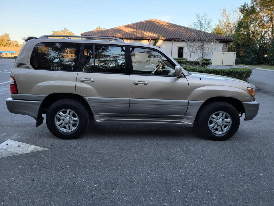 2002 Lexus LX 2nd Gen - Image 12 of 31