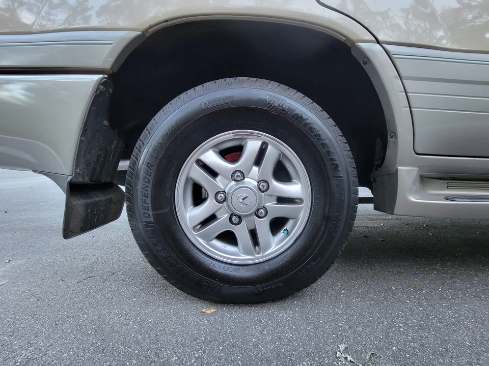 2002 Lexus LX 2nd Gen - Image 25 of 31