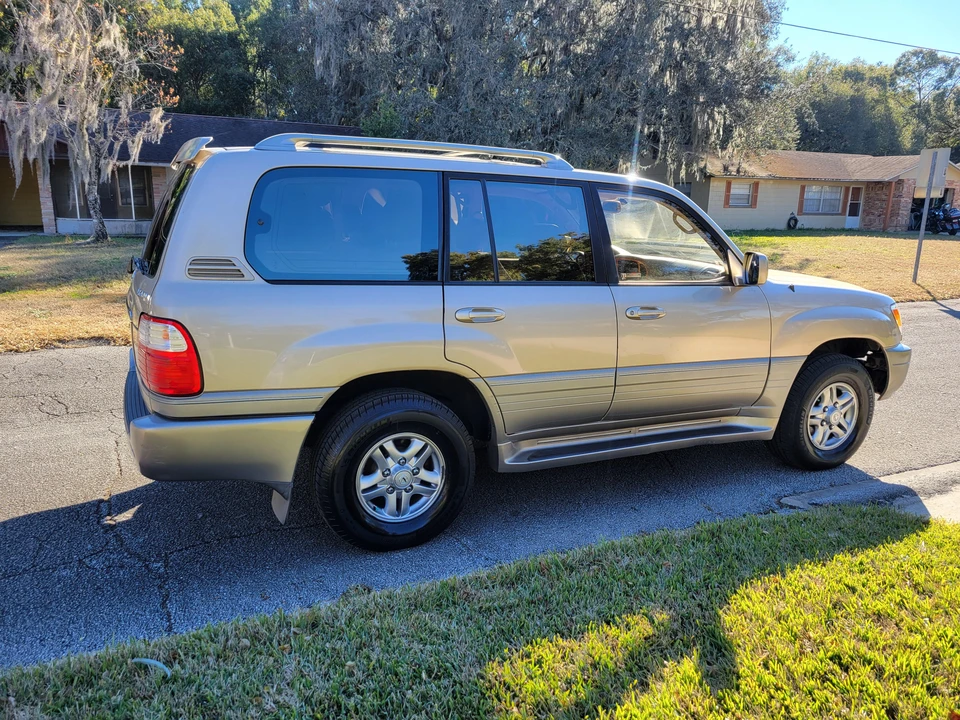 2002 Lexus LX 2nd Gen - Image 11 of 31