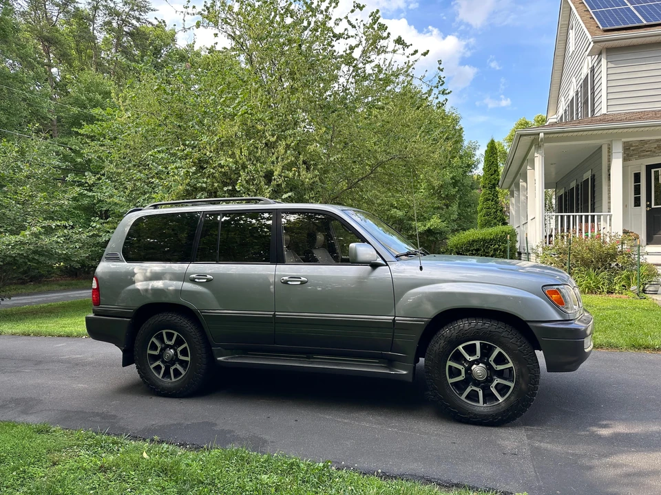 2002 Lexus LX 2nd Gen - Image 24 of 31