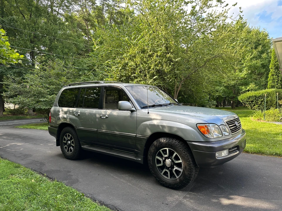 2002 Lexus LX 2nd Gen - Image 25 of 31