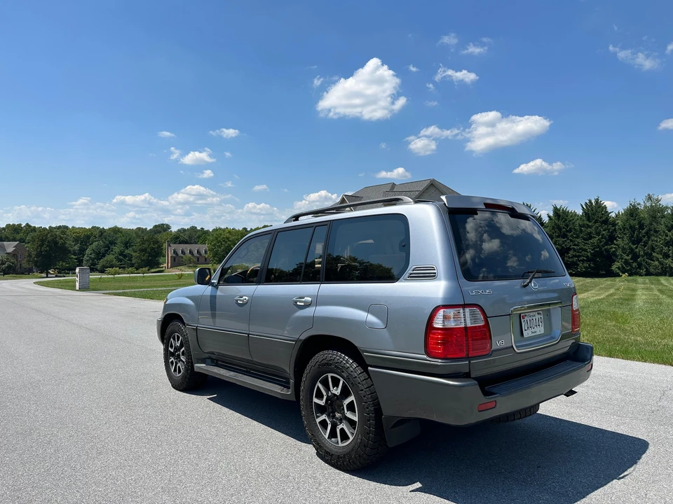 2002 Lexus LX 2nd Gen - Image 17 of 31