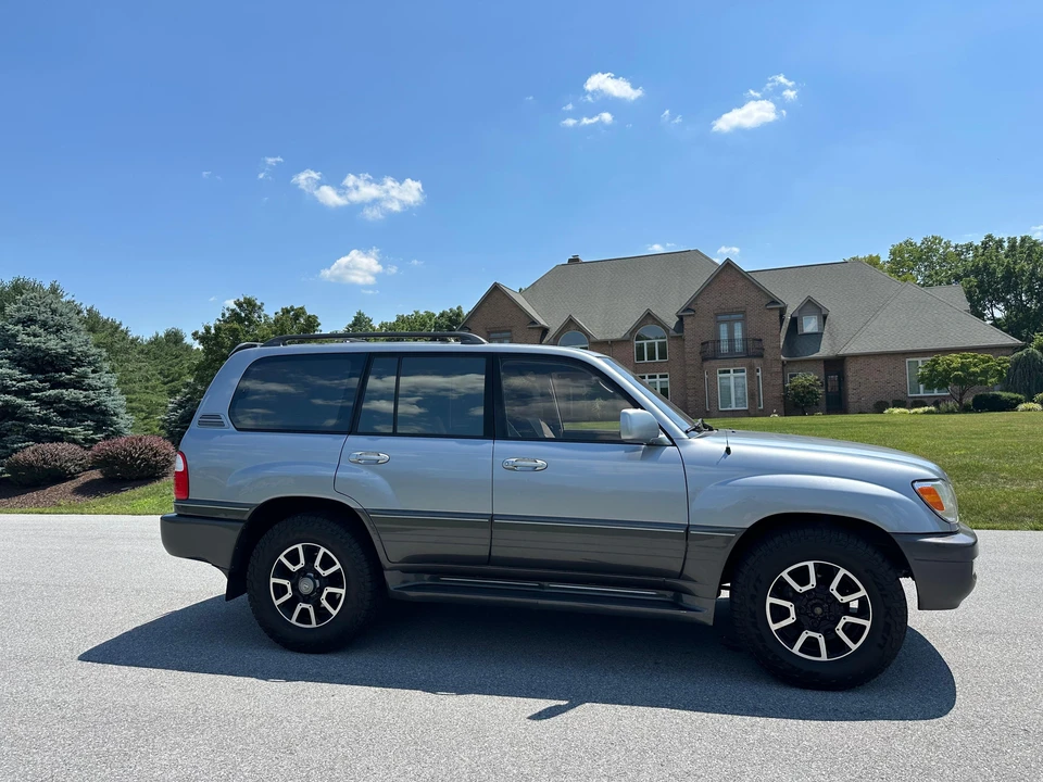 2002 Lexus LX 2nd Gen - Image 23 of 31