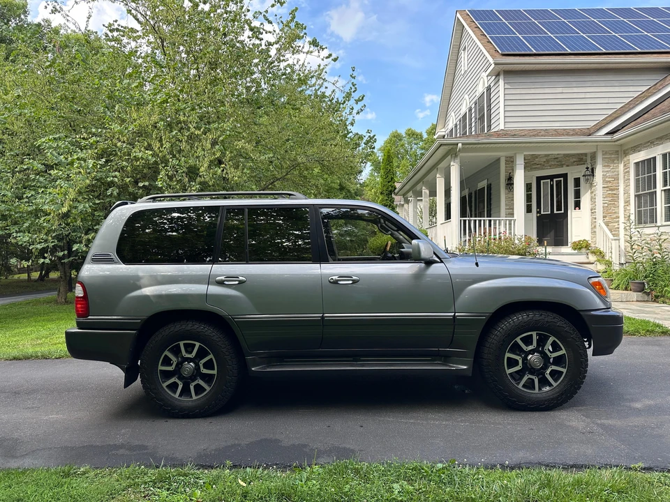 2002 Lexus LX 2nd Gen - Image 21 of 31