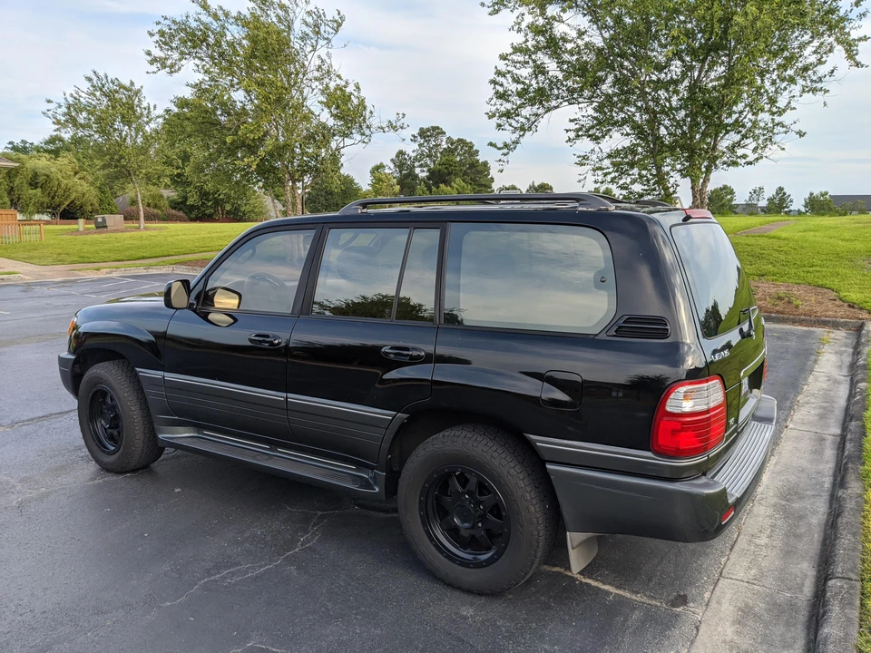 2002 Lexus LX 2nd Gen - Image 9 of 31