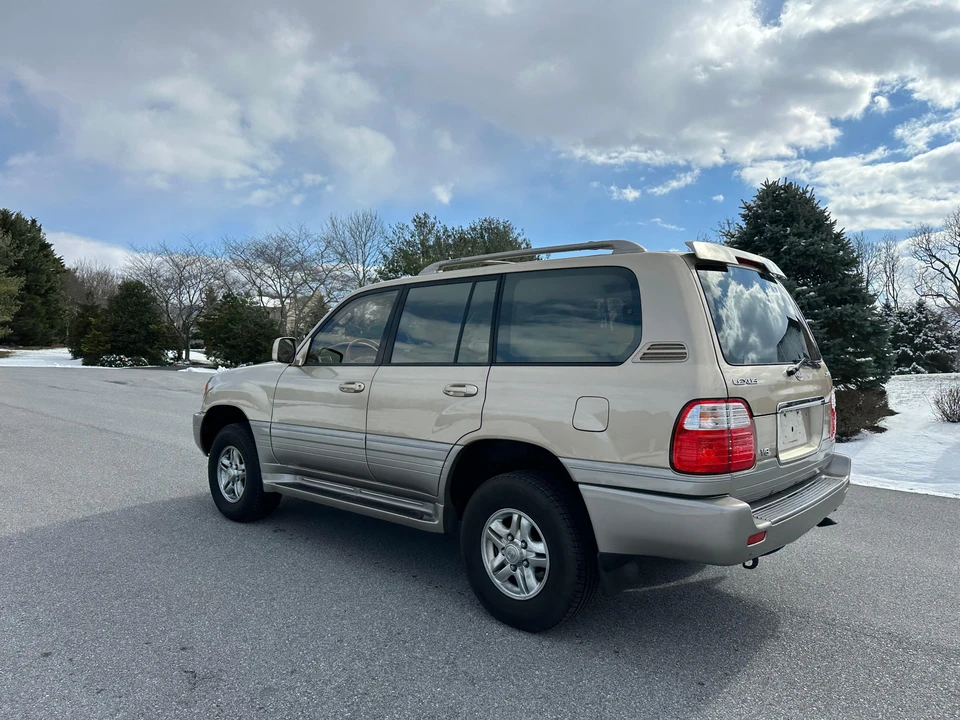 2002 Lexus LX 2nd Gen - Image 24 of 31