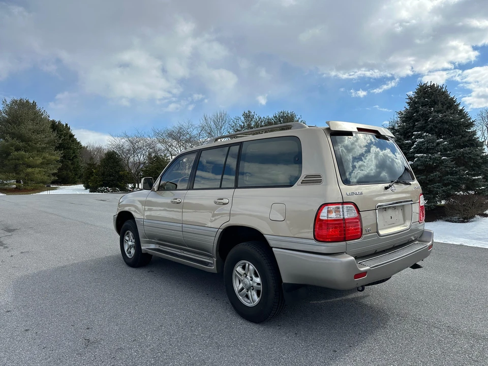 2002 Lexus LX 2nd Gen - Image 25 of 31