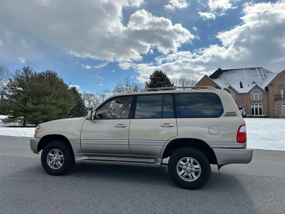 2002 Lexus LX 2nd Gen - Image 21 of 31