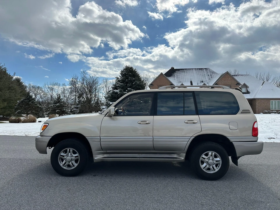 2002 Lexus LX 2nd Gen - Image 19 of 31