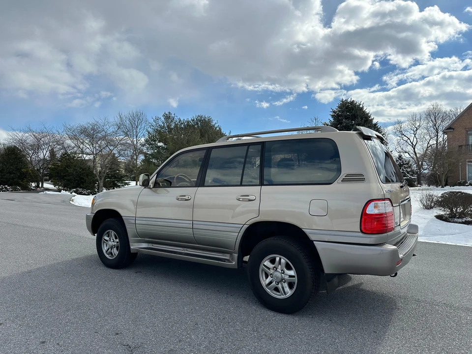 2002 Lexus LX 2nd Gen - Image 23 of 31