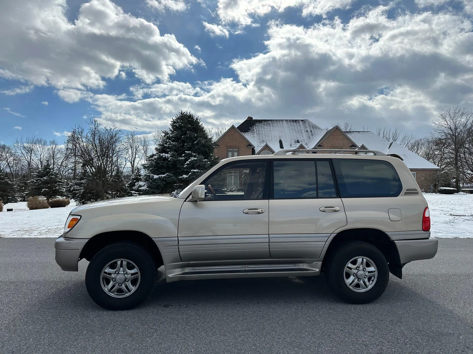 2002 Lexus LX 2nd Gen - Image 18 of 31