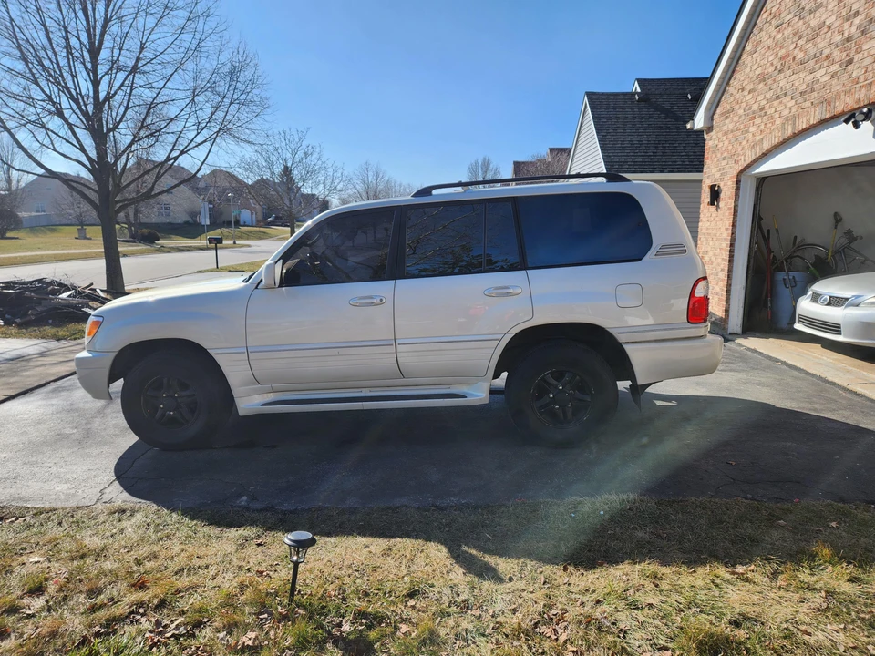 2002 Lexus LX 2nd Gen - Image 19 of 31