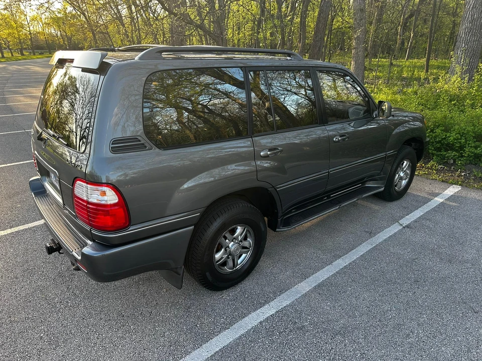 2002 Lexus LX 2nd Gen - Image 28 of 31
