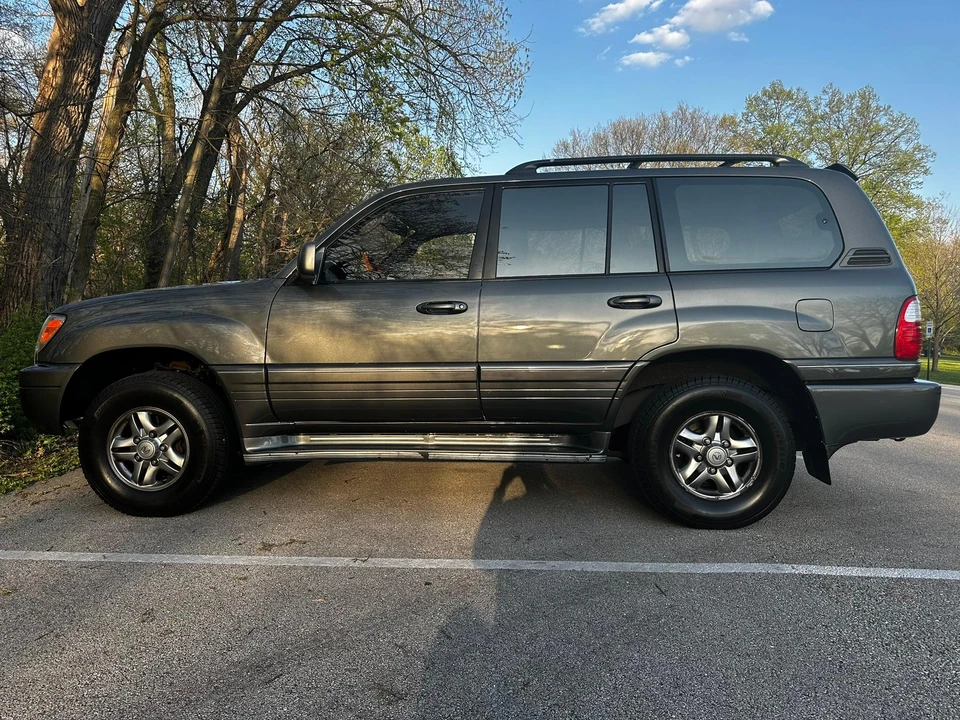 2002 Lexus LX 2nd Gen - Image 16 of 31