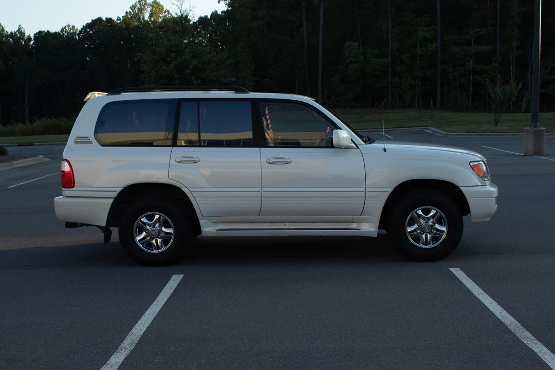 2002 Lexus LX 2nd Gen - Image 19 of 31