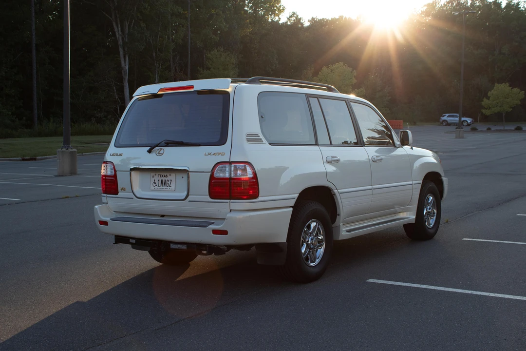 2002 Lexus LX 2nd Gen - Image 18 of 31