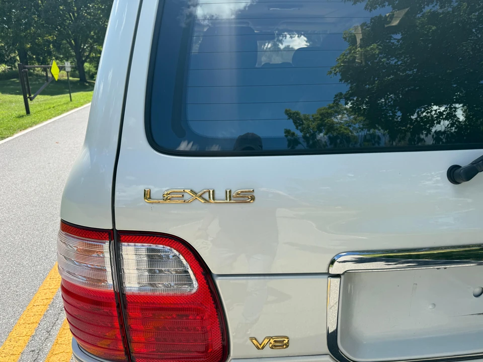 2002 Lexus LX 2nd Gen - Image 26 of 31