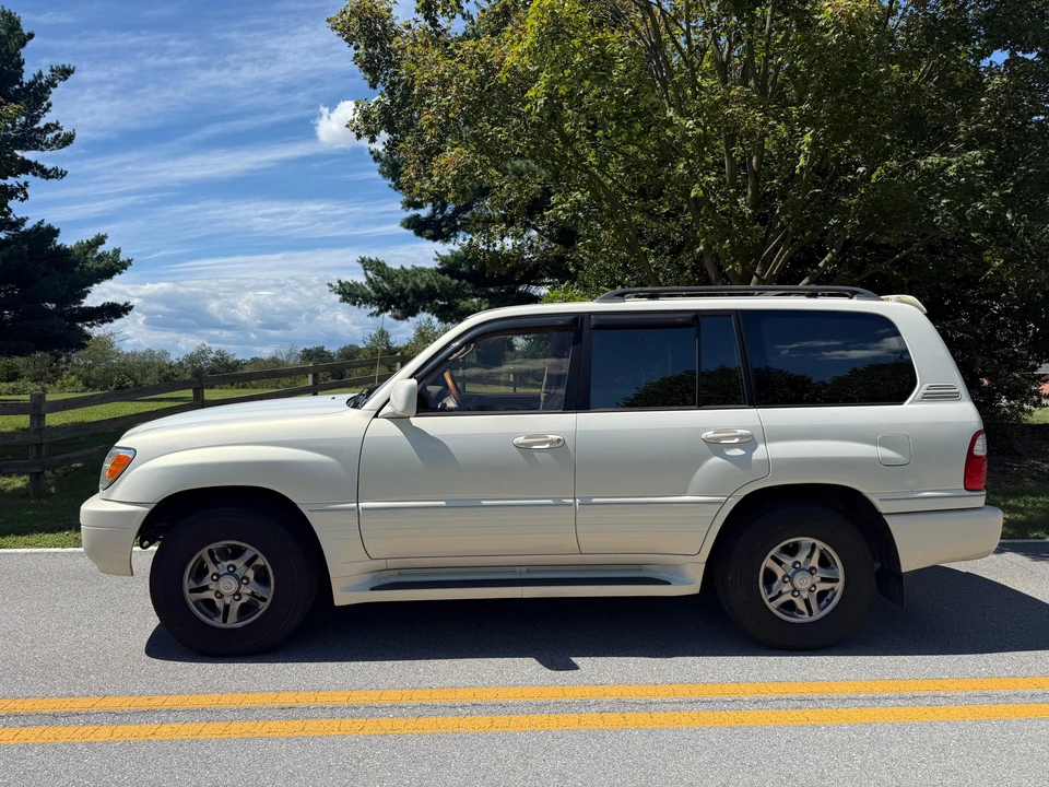 2002 Lexus LX 2nd Gen - Image 9 of 31