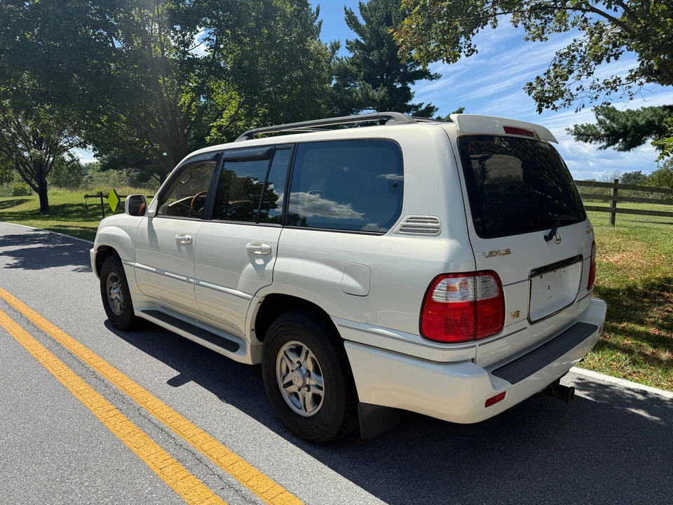 2002 Lexus LX 2nd Gen - Image 11 of 31