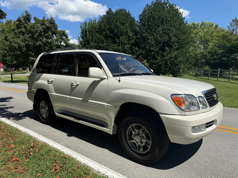 2002 Lexus LX 2nd Gen - Image 17 of 31
