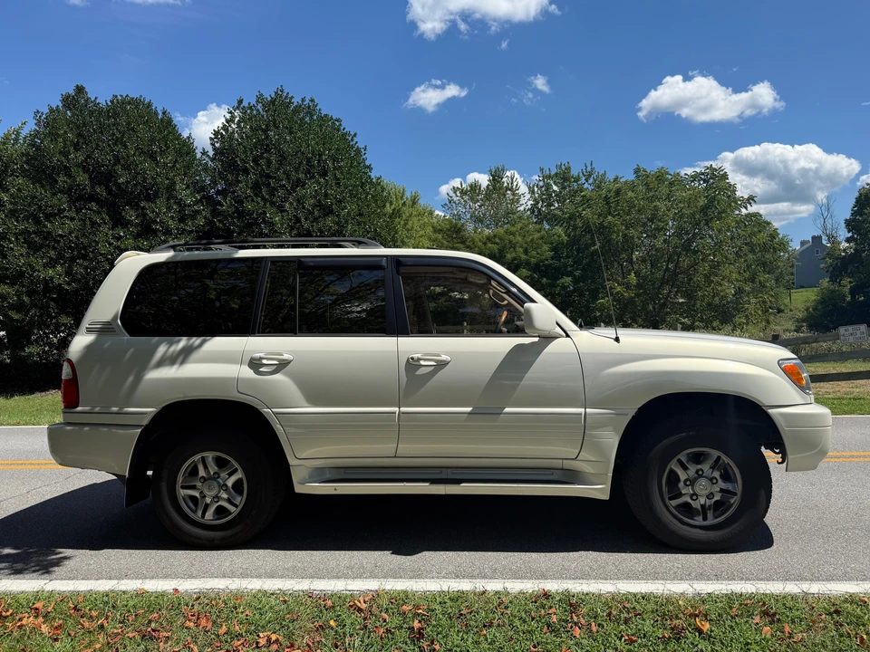 2002 Lexus LX 2nd Gen - Image 15 of 31