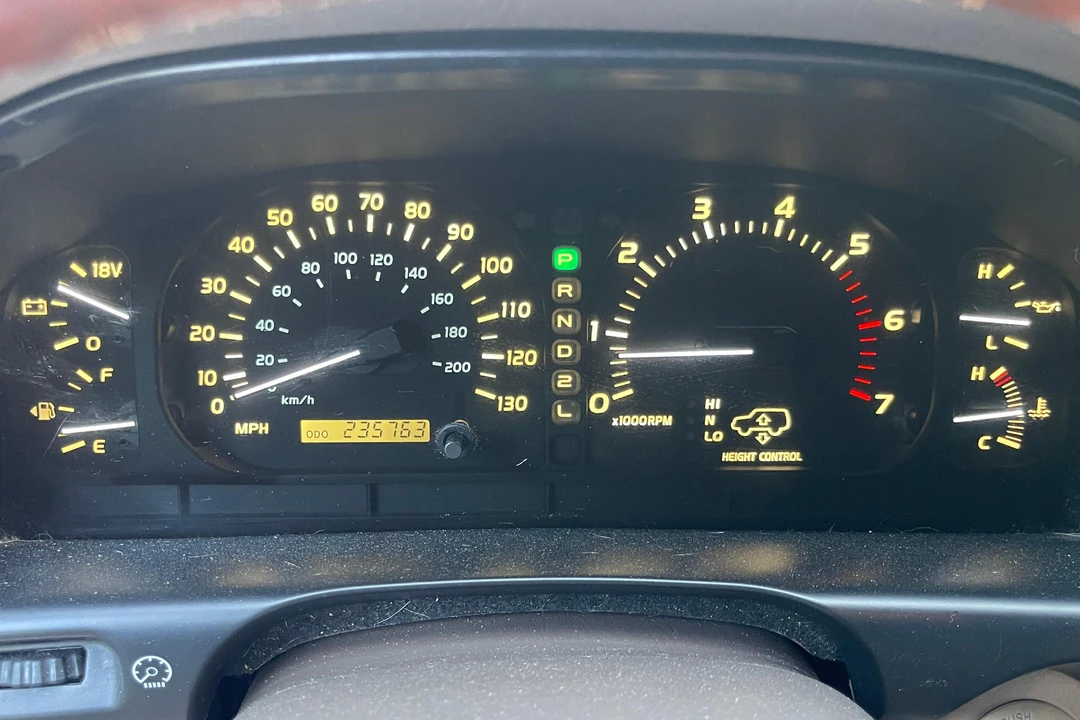 2002 Lexus LX 2nd Gen - Image 27 of 31