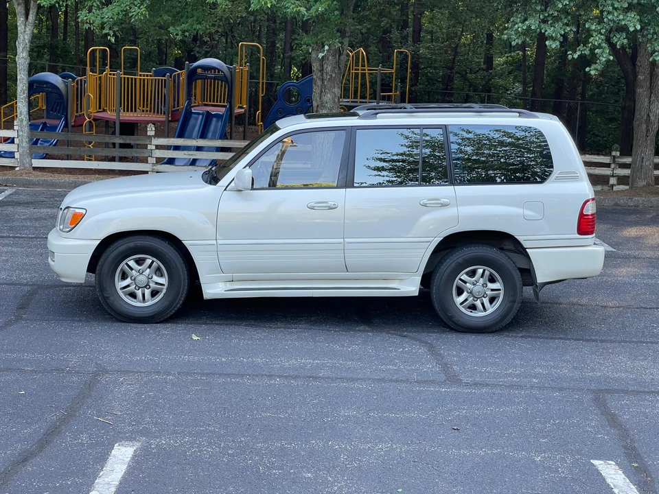2002 Lexus LX 2nd Gen - Image 9 of 31