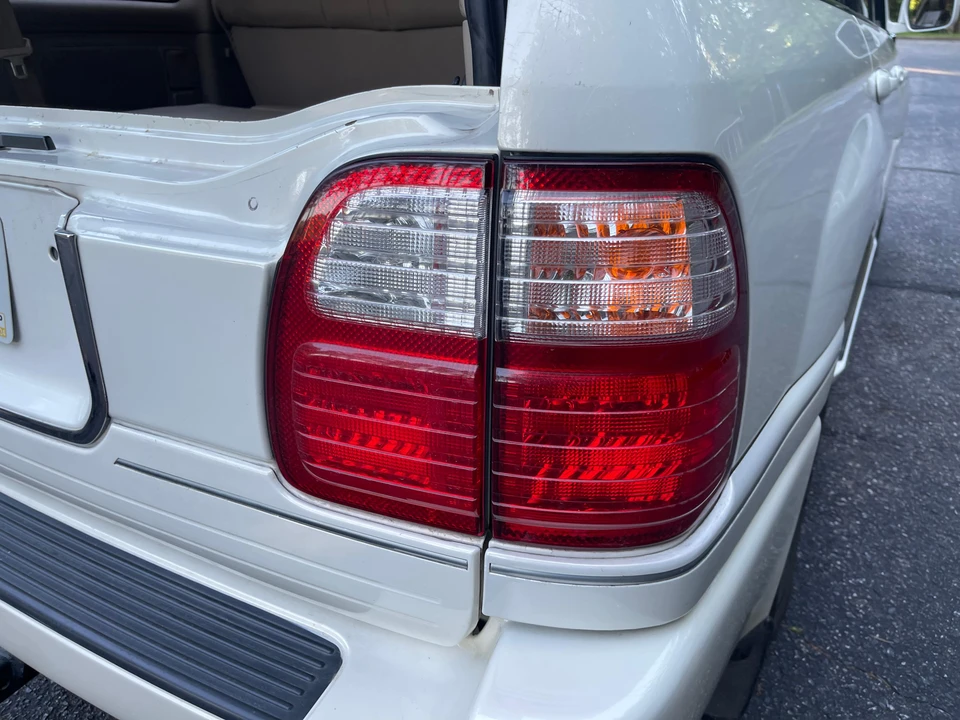 2002 Lexus LX 2nd Gen - Image 18 of 31