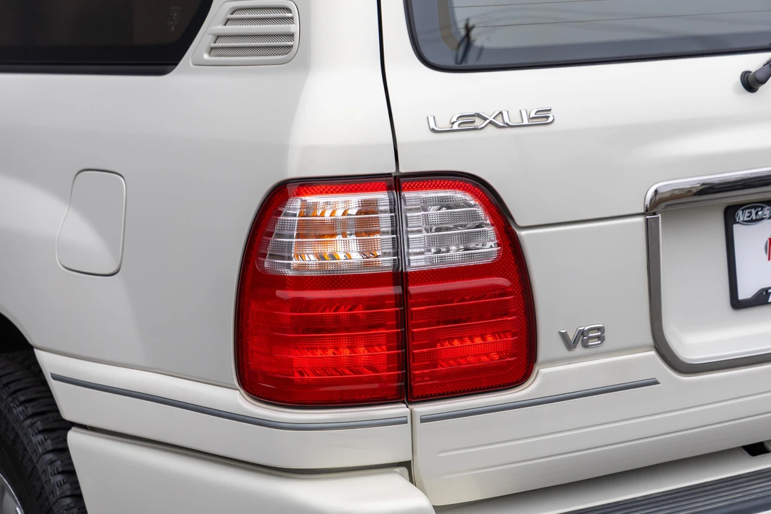 2002 Lexus LX 2nd Gen - Image 25 of 31