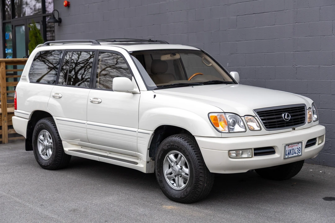 2002 Lexus LX 2nd Gen - Image 17 of 31