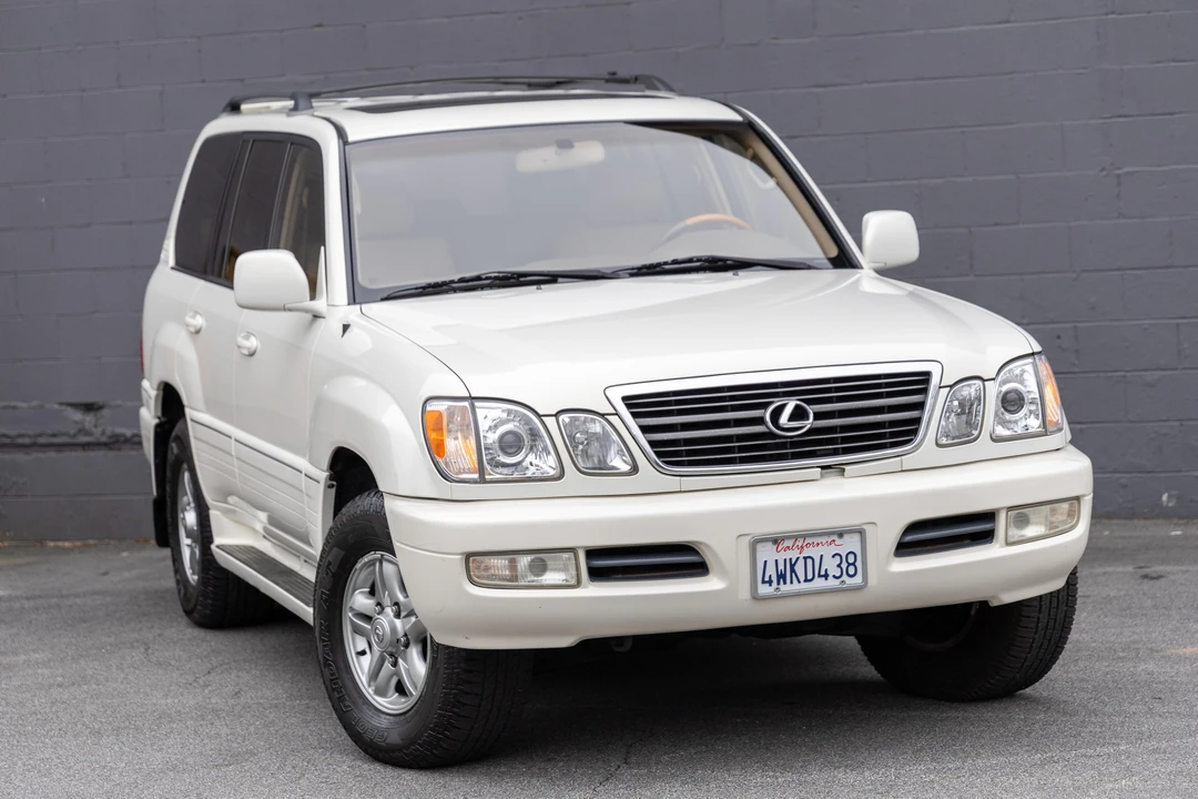 2002 Lexus LX 2nd Gen - Image 19 of 31