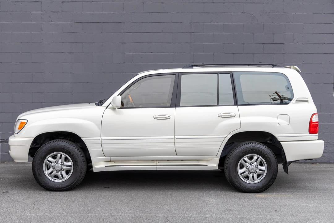 2002 Lexus LX 2nd Gen - Image 10 of 31