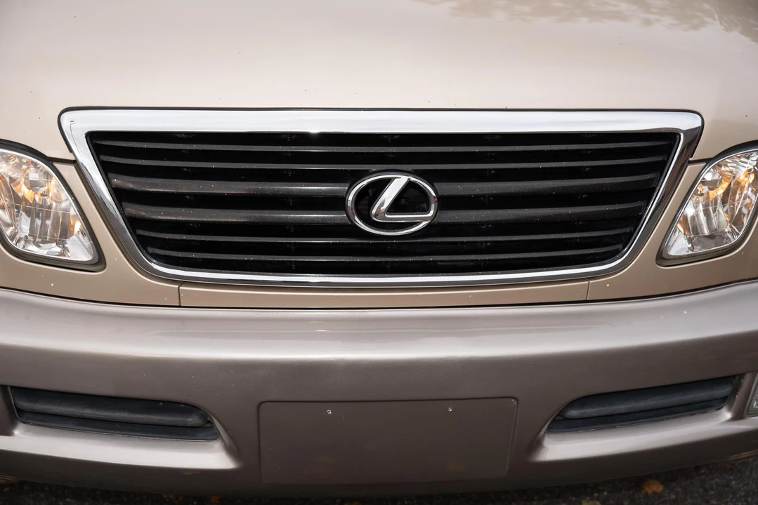2002 Lexus LX 2nd Gen - Image 21 of 31