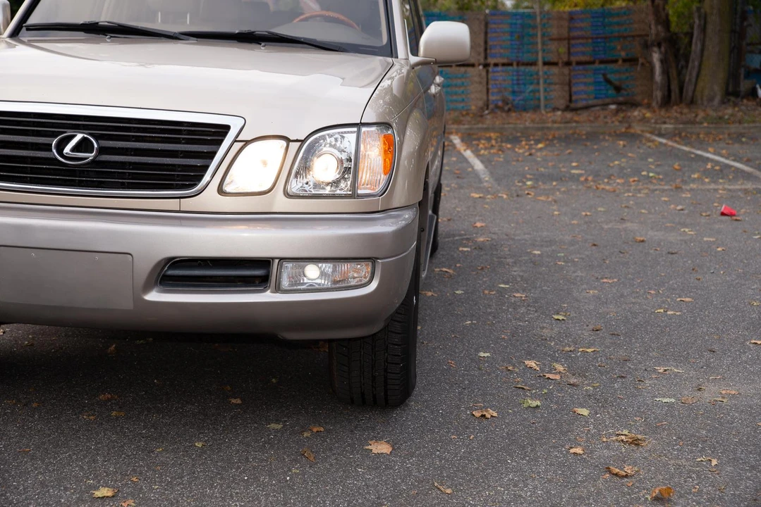 2002 Lexus LX 2nd Gen - Image 23 of 31