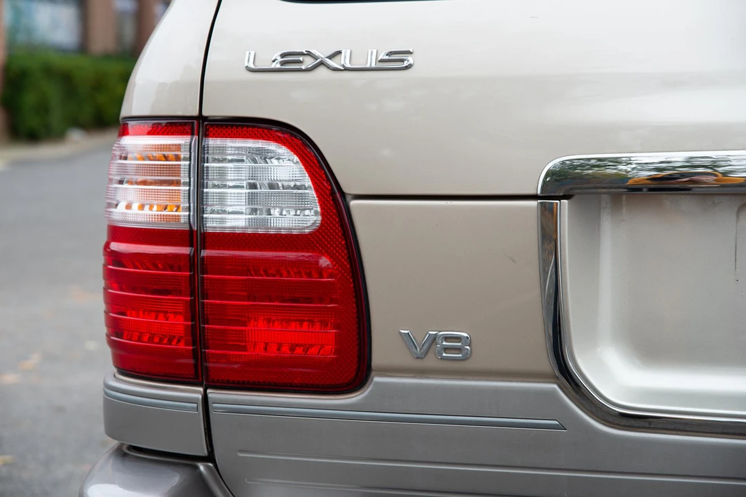 2002 Lexus LX 2nd Gen - Image 28 of 31