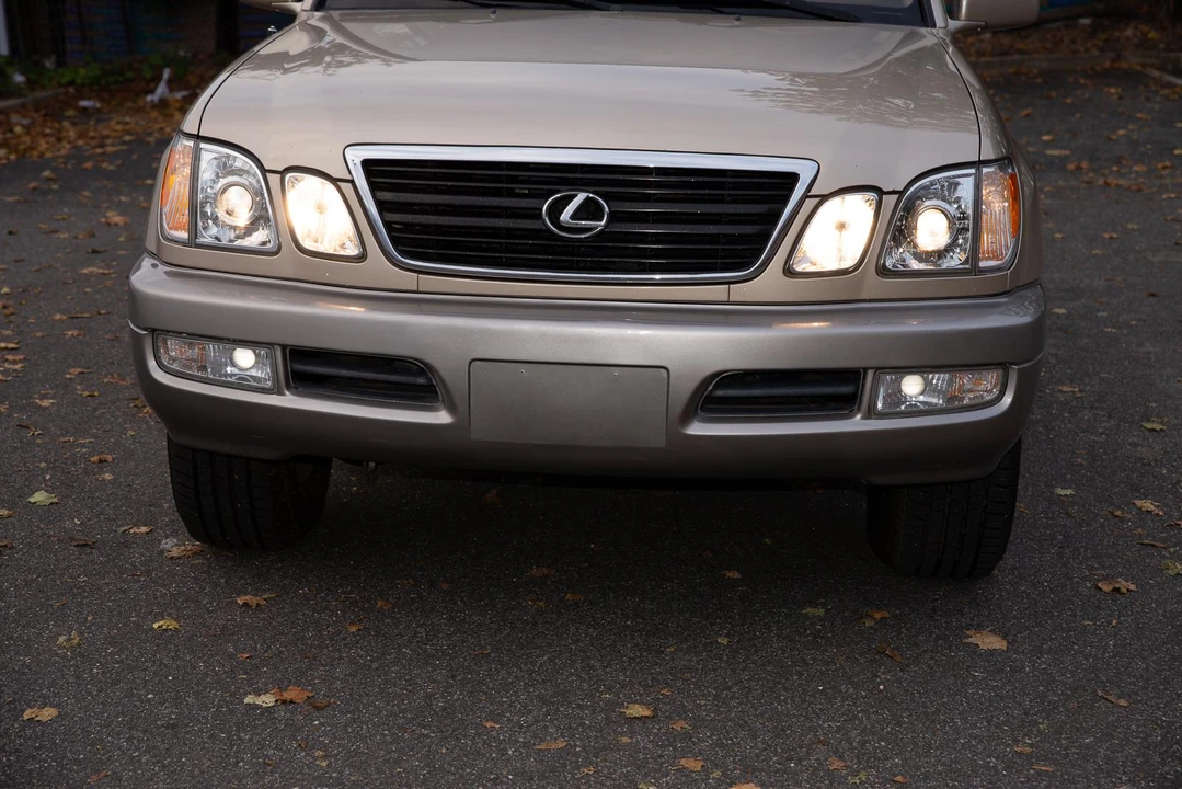 2002 Lexus LX 2nd Gen - Image 19 of 31