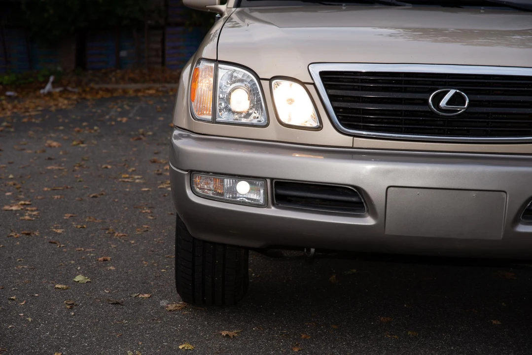 2002 Lexus LX 2nd Gen - Image 17 of 31