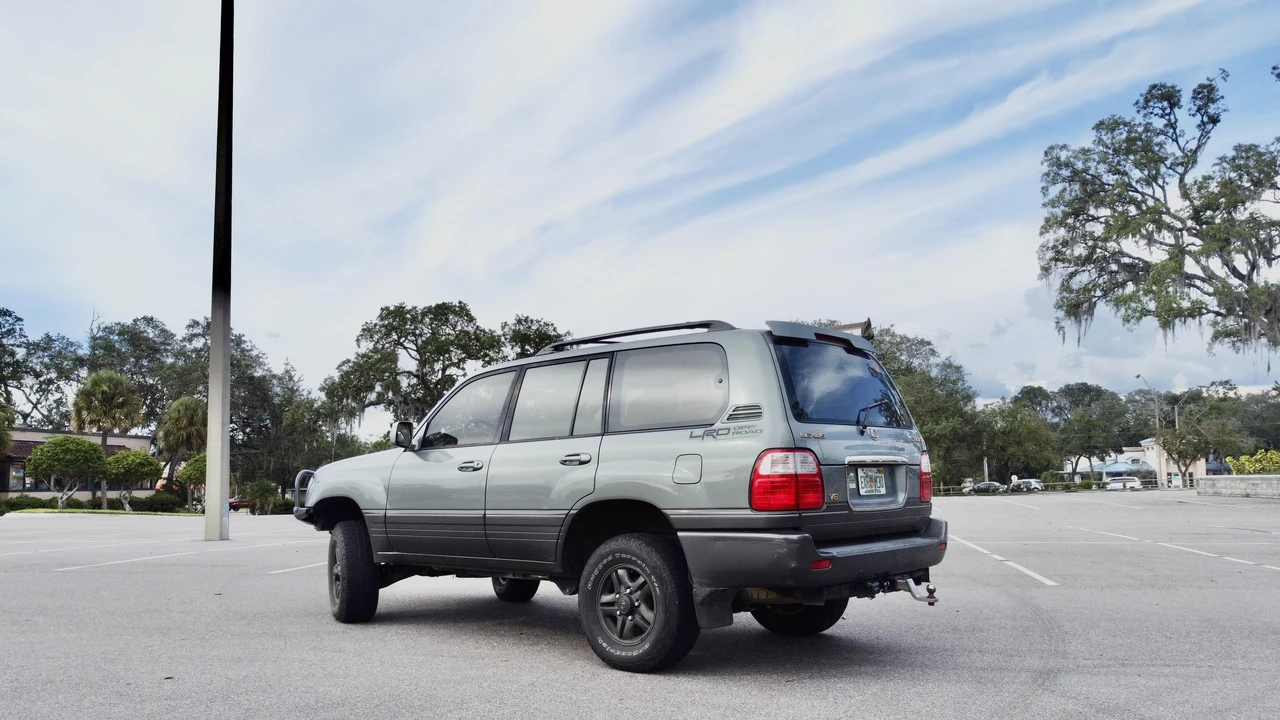 2002 Lexus LX 2nd Gen - Image 11 of 27