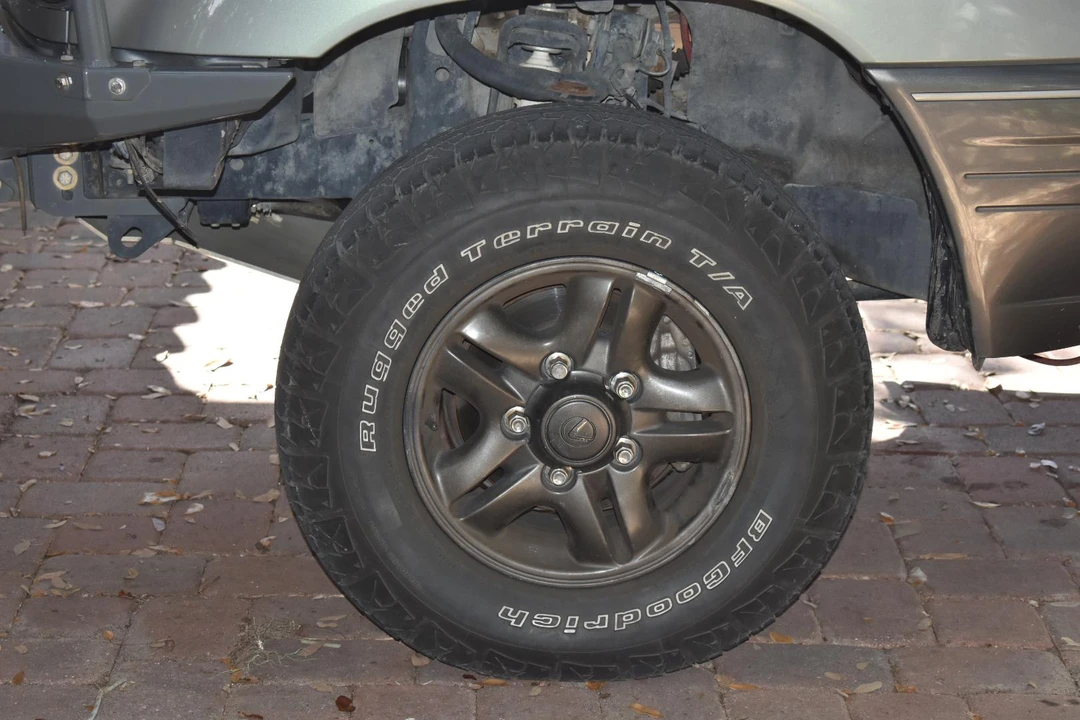 2002 Lexus LX 2nd Gen - Image 20 of 27