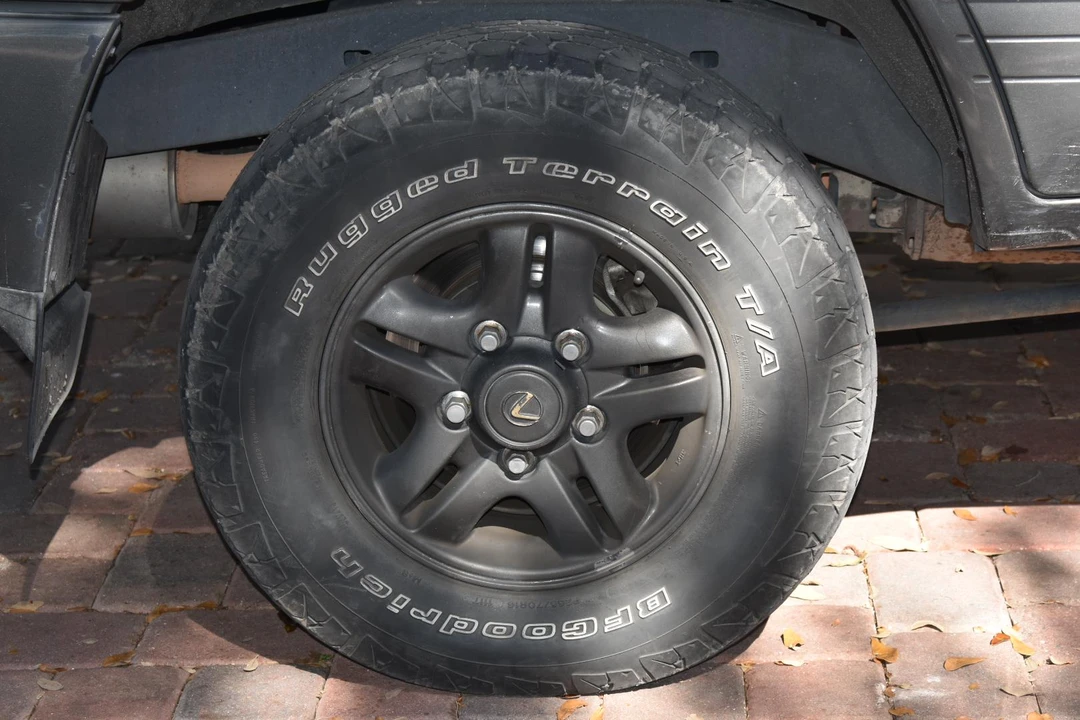 2002 Lexus LX 2nd Gen - Image 22 of 27