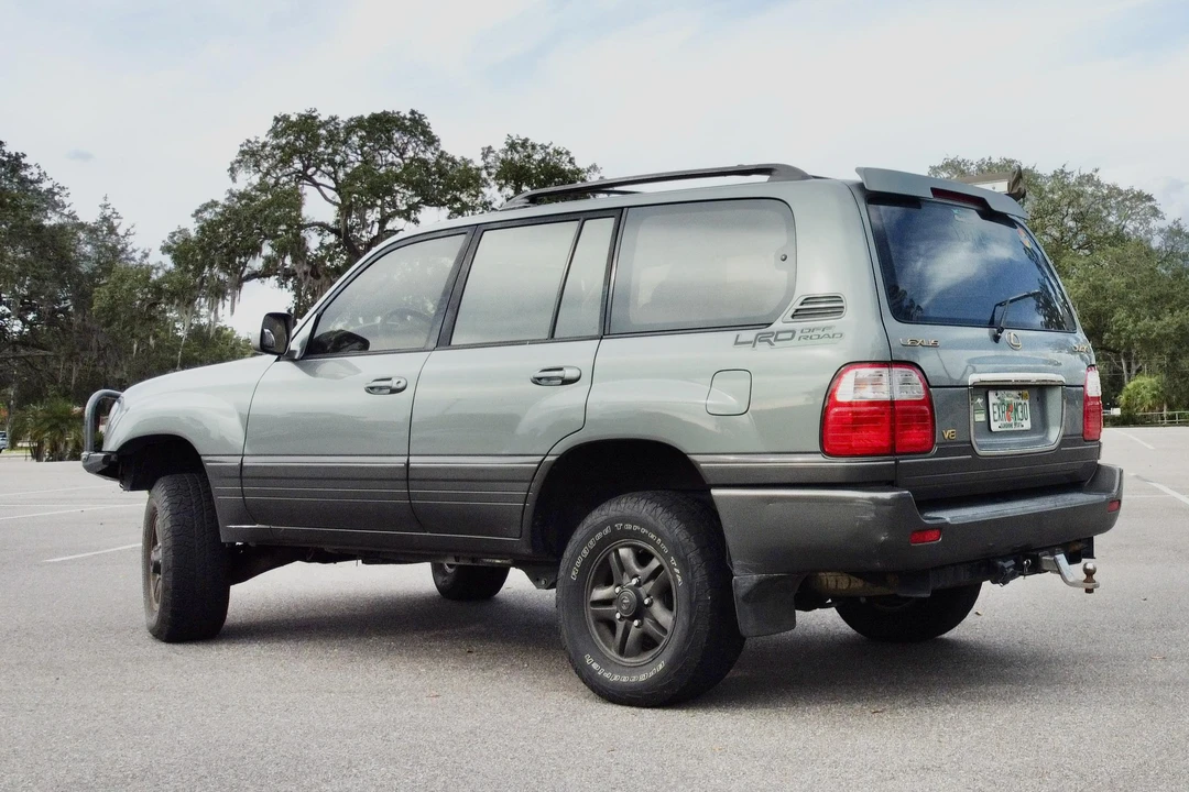2002 Lexus LX 2nd Gen - Image 12 of 27
