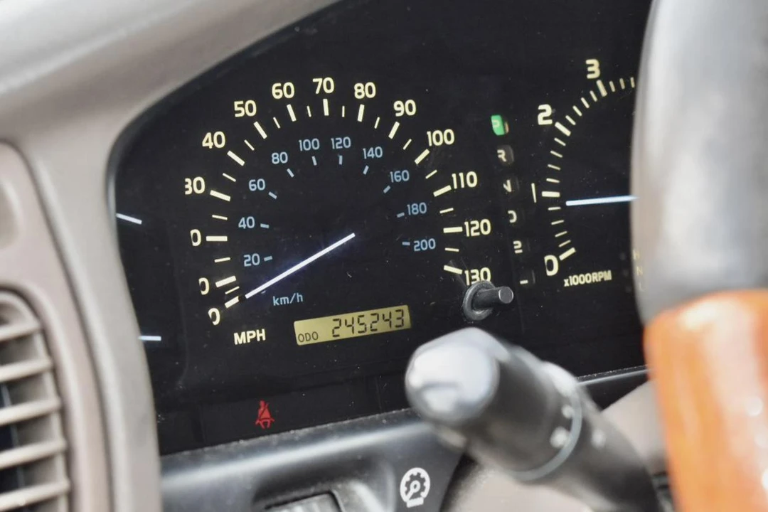 2002 Lexus LX 2nd Gen - Image 27 of 27