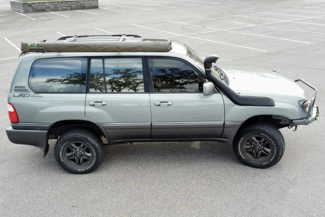 2002 Lexus LX 2nd Gen - Image 17 of 27