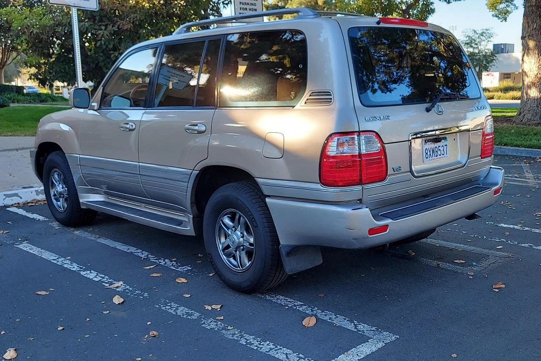 2002 Lexus LX 2nd Gen - Image 17 of 31